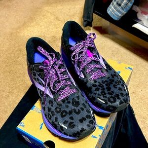 Brooks Ghost 14 black animal print size ladies 11.5